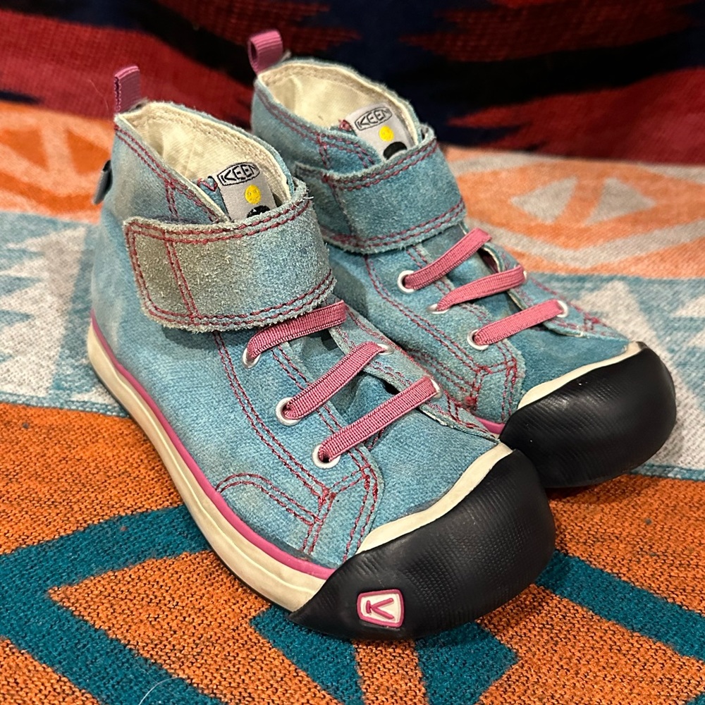 Keen“Chucks” style little kids size 9, gently worn!